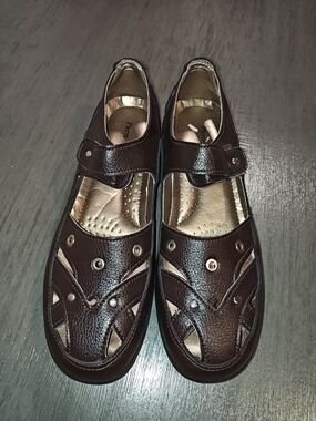 Pierre Dumas Brown Women's Closed-Toe Mary Jane Flats